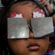 Una niña contempla el eclipse desde Sumatra. Foto: Ulet Ifansasti/Getty Images